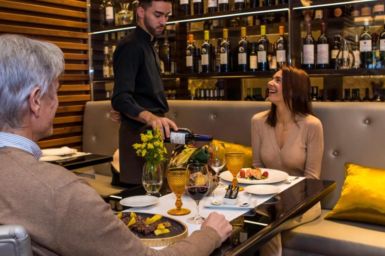 纳加里精品水疗大酒店 比戈 外观 照片 A sommelier serving wine
