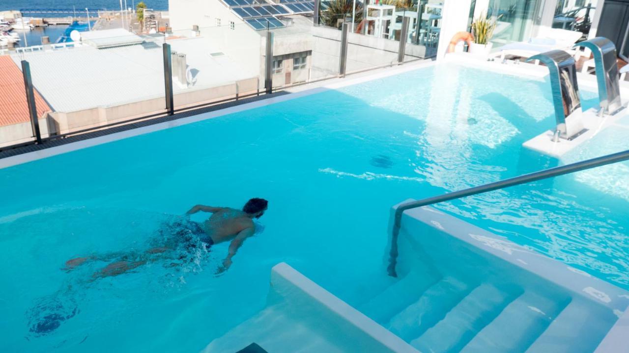 纳加里精品水疗大酒店 比戈 外观 照片 A man swimming in a rooftop pool