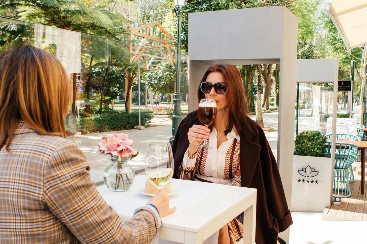 纳加里精品水疗大酒店 比戈 外观 照片 A woman drinking coffee