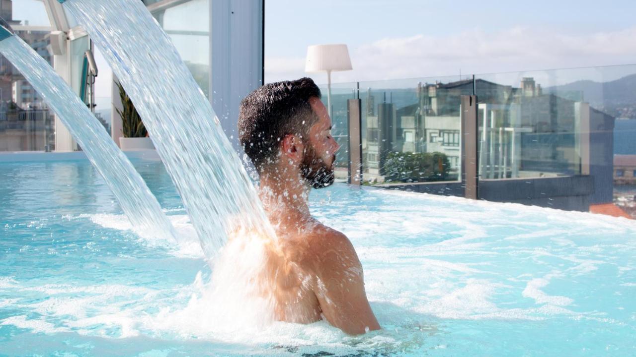 纳加里精品水疗大酒店 比戈 外观 照片 A man in a spa