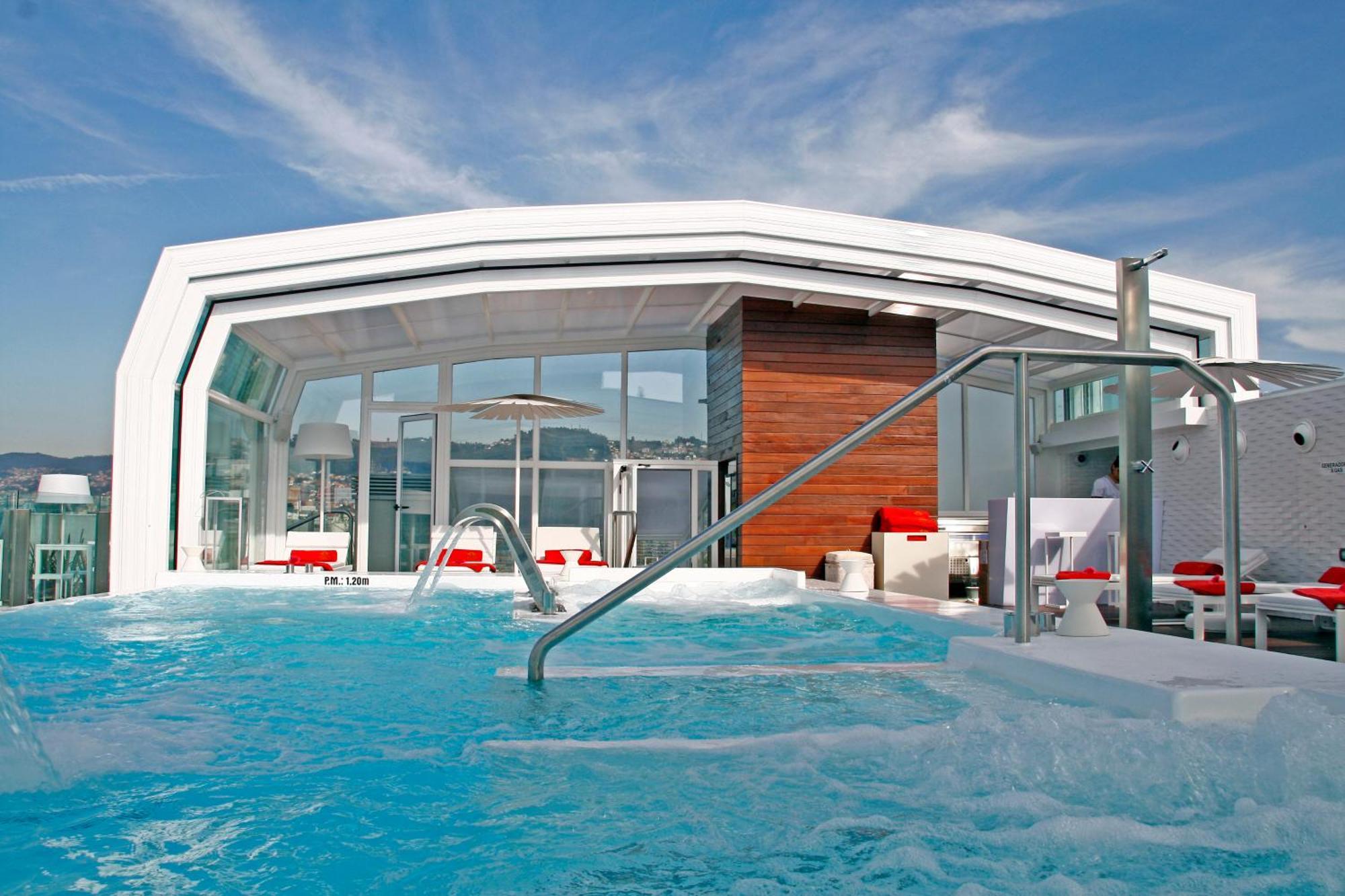 纳加里精品水疗大酒店 比戈 外观 照片 The rooftop pool at the Mandarin Oriental Barcelona