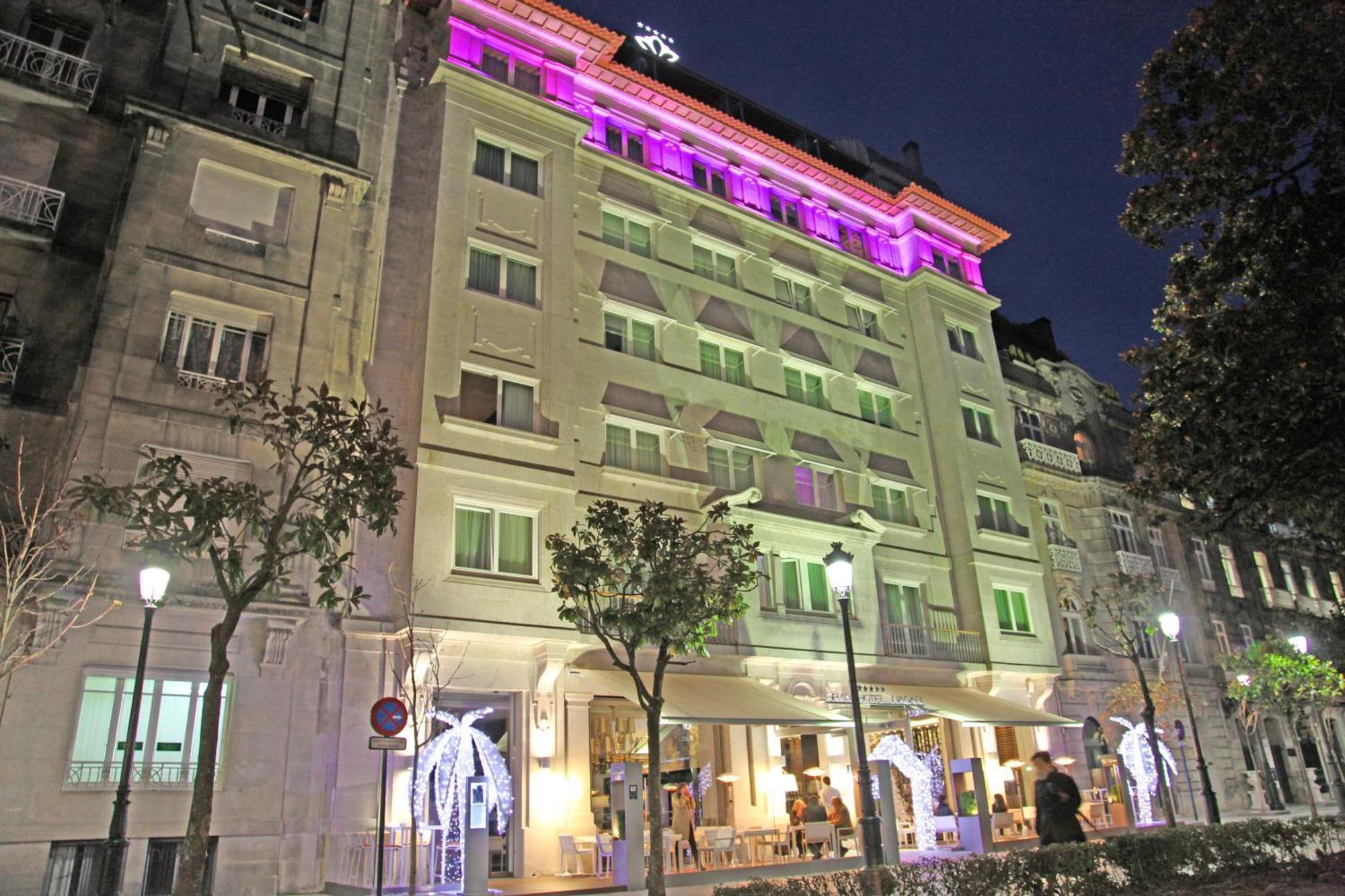纳加里精品水疗大酒店 比戈 外观 照片 The hotel at night