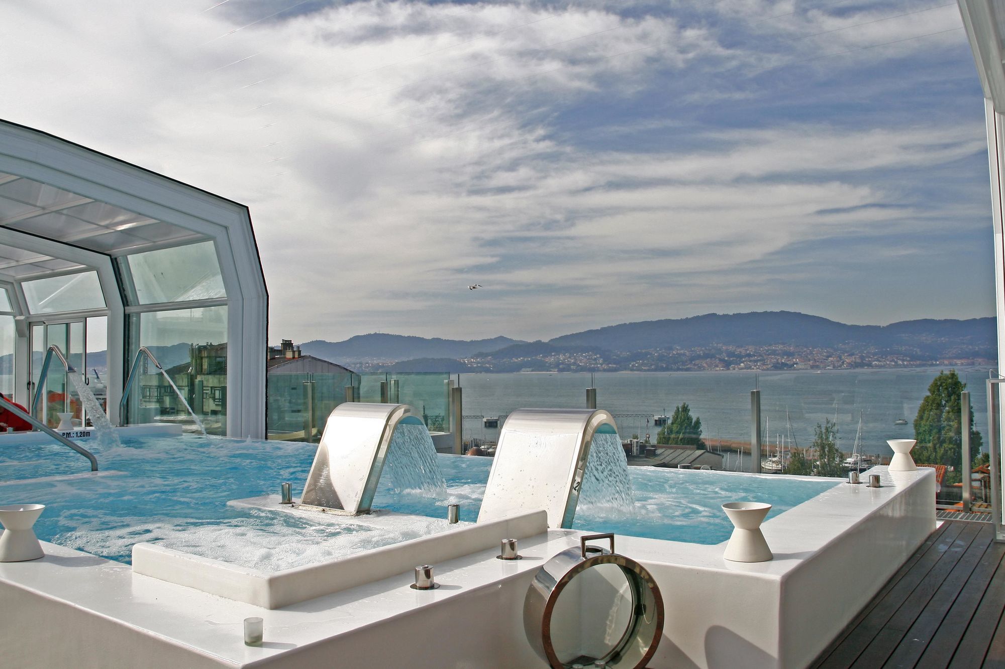 纳加里精品水疗大酒店 比戈 外观 照片 The rooftop pool at the hotel