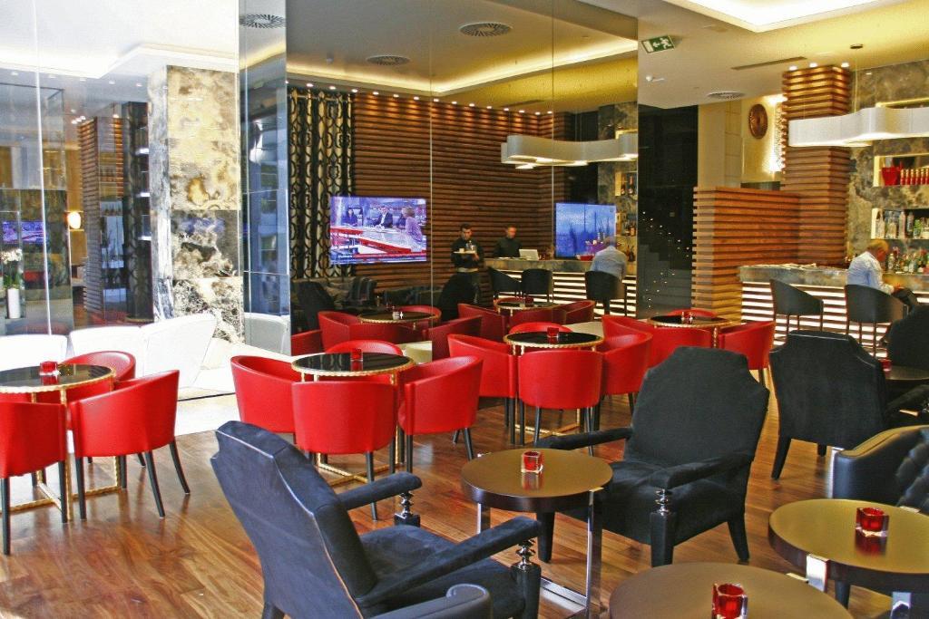 纳加里精品水疗大酒店 比戈 餐厅 照片 The lounge at the airport
